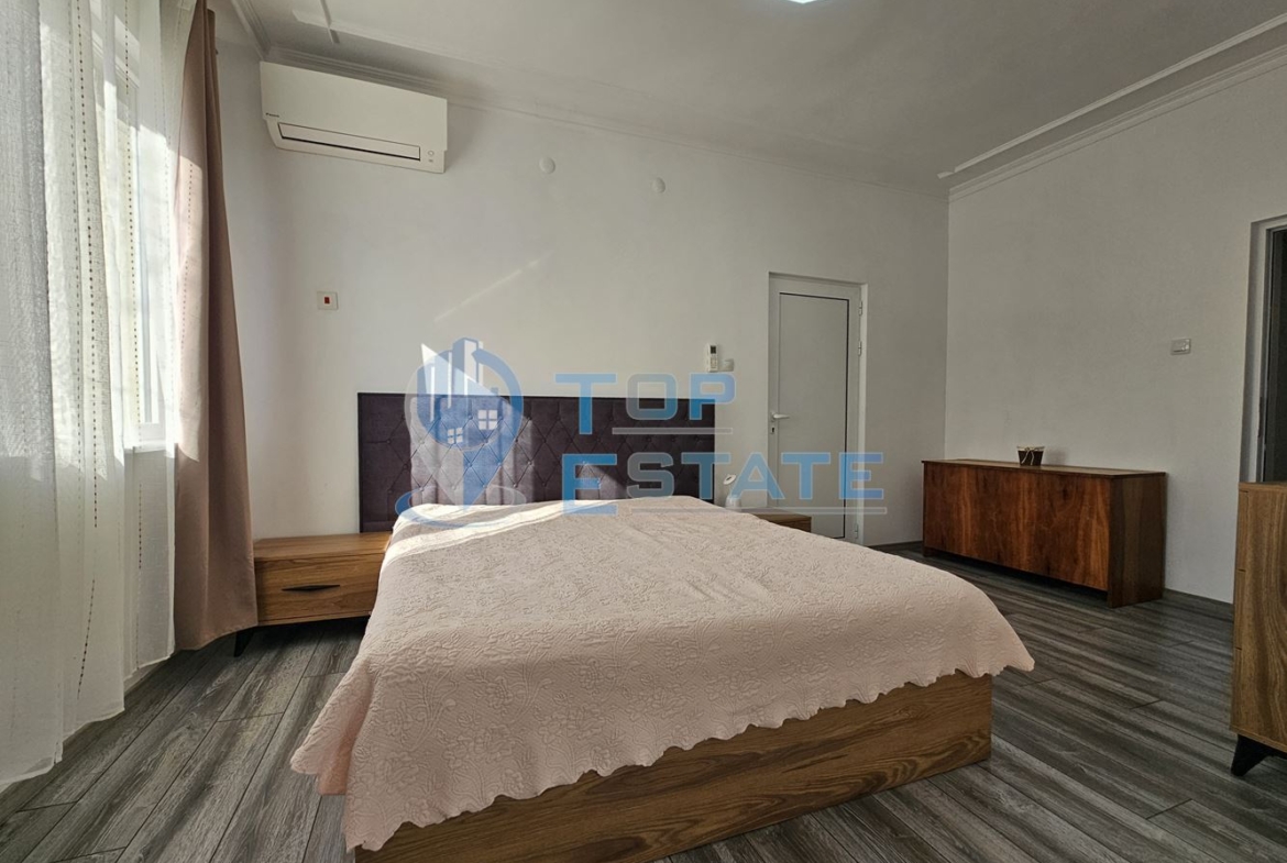 Триетажна обзаведена масивна къща с два гаража на тиха улица в центъра на Горна Оряховица - 0