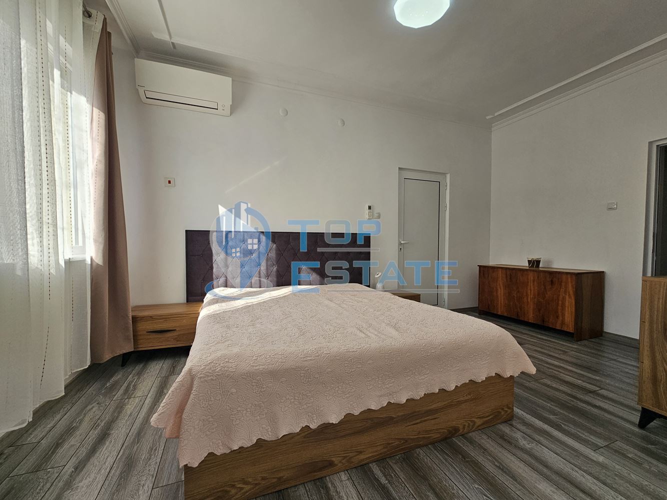 Триетажна обзаведена масивна къща с два гаража на тиха улица в центъра на Горна Оряховица - 0