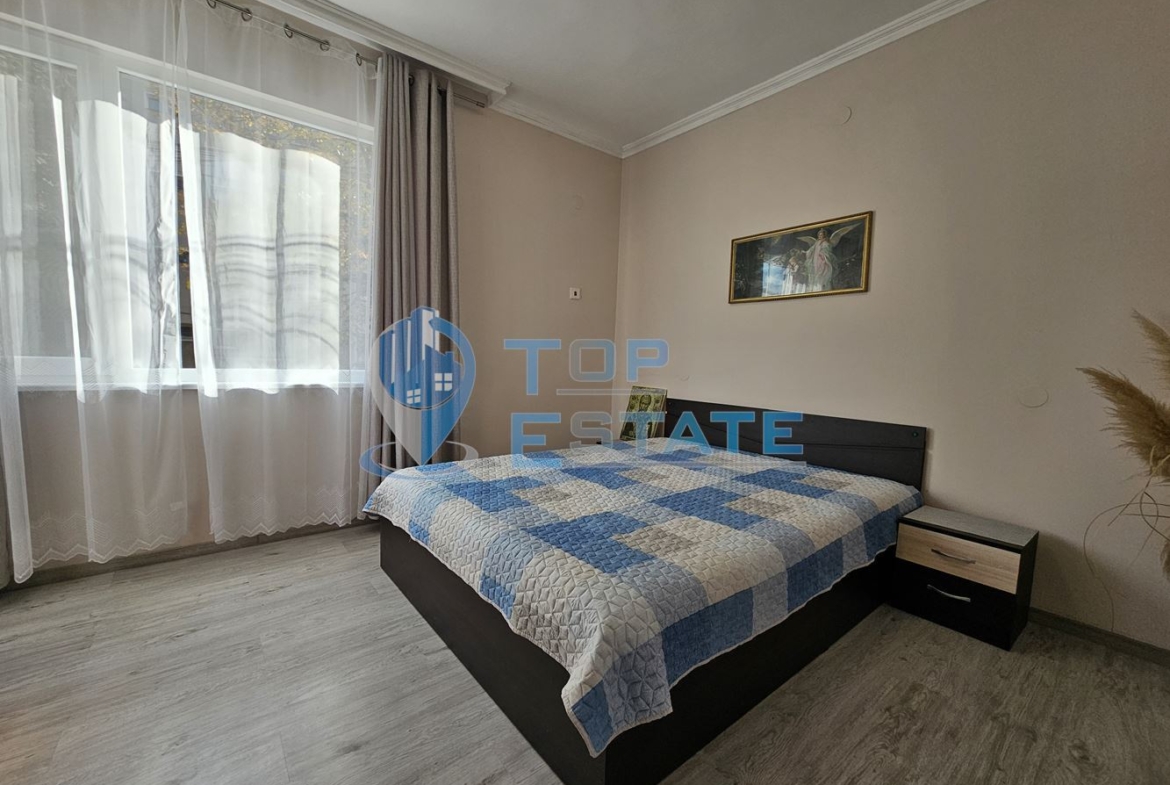 Триетажна обзаведена масивна къща с два гаража на тиха улица в центъра на Горна Оряховица - 0