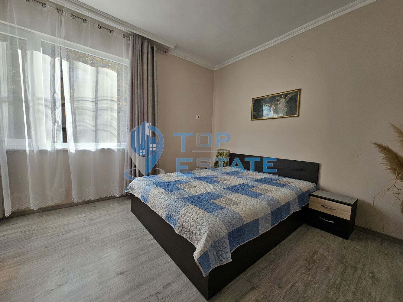 Триетажна обзаведена масивна къща с два гаража на тиха улица в центъра на Горна Оряховица - 0