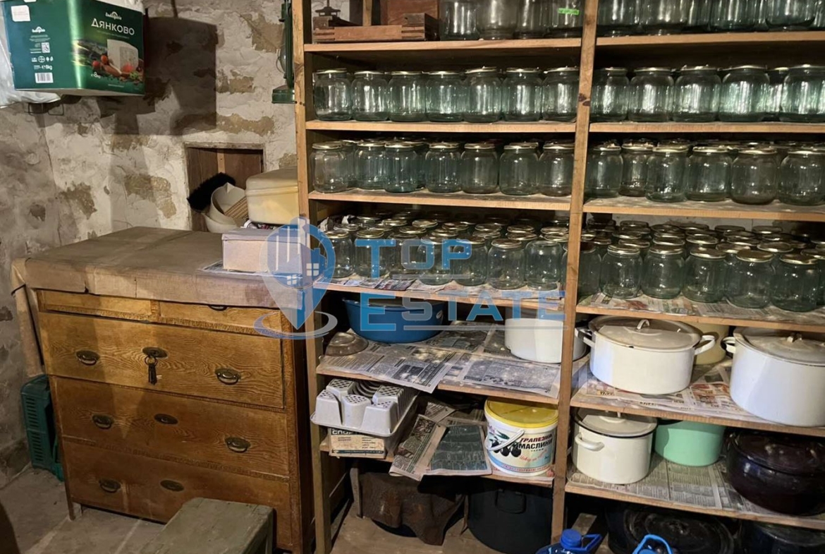 Тухлена къща с кладенец и голям двор в село Драганово, област Велико Търново - 0