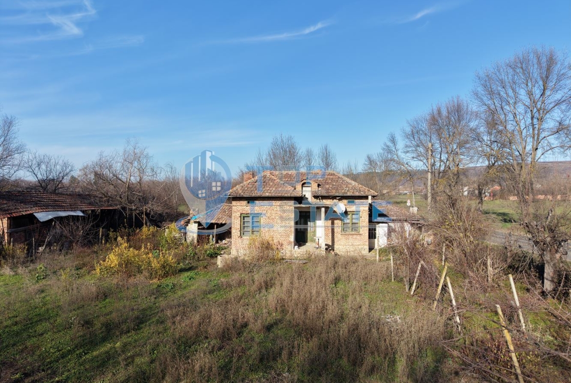 Тухлена къща с кладенец в село Михалци, област Велико Търново - 0