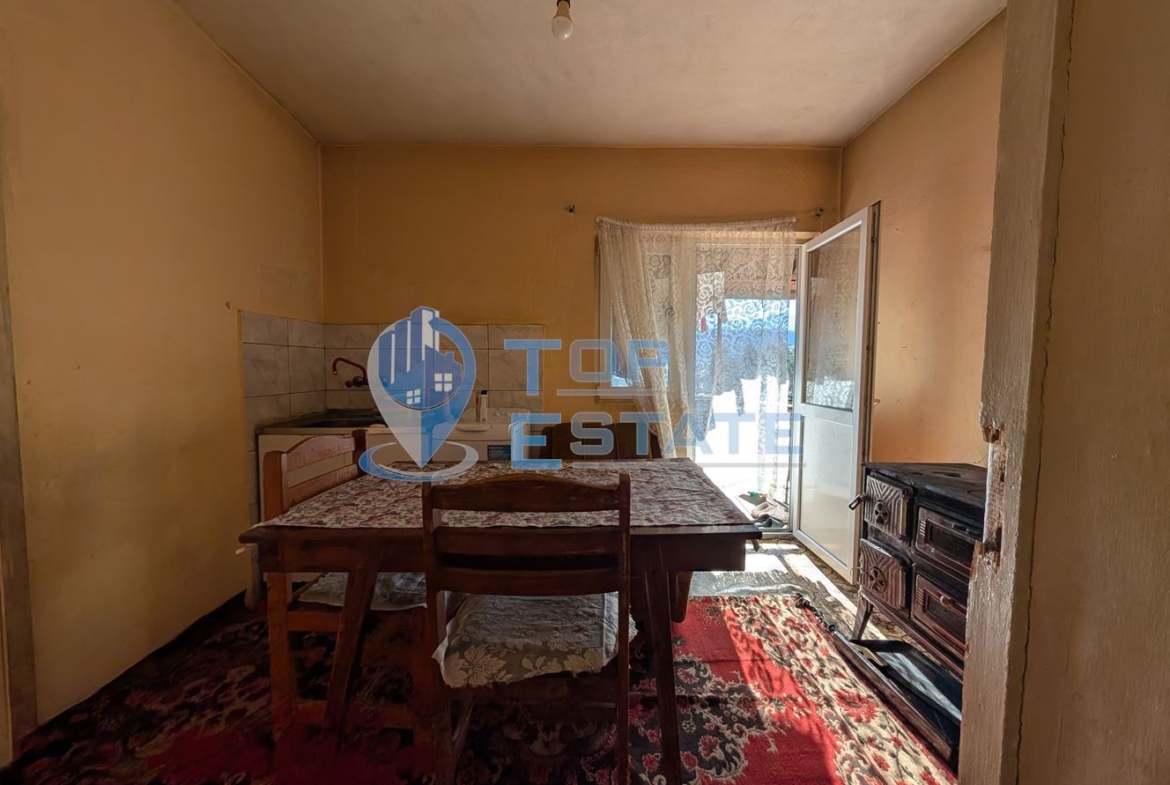 Двуетажна масивна къща с панорама в центъра на град Плачковци - 0