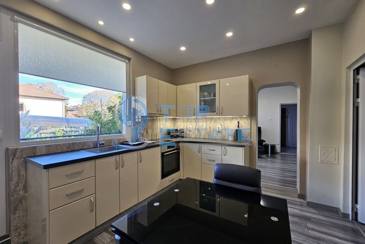 Триетажна обзаведена масивна къща с два гаража на тиха улица в центъра на Горна Оряховица - 0