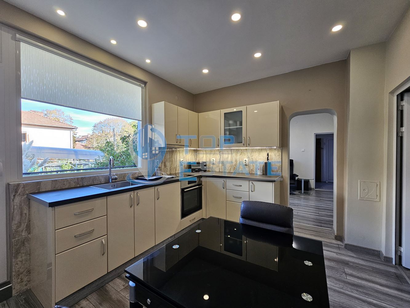 Триетажна обзаведена масивна къща с два гаража на тиха улица в центъра на Горна Оряховица - 0