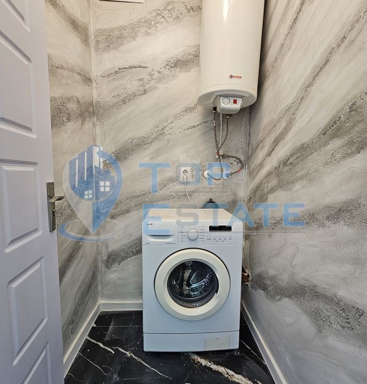 Тристаен ремонтиран апартамент с две спални в квартал Пролет, Горна Оряховица - 0