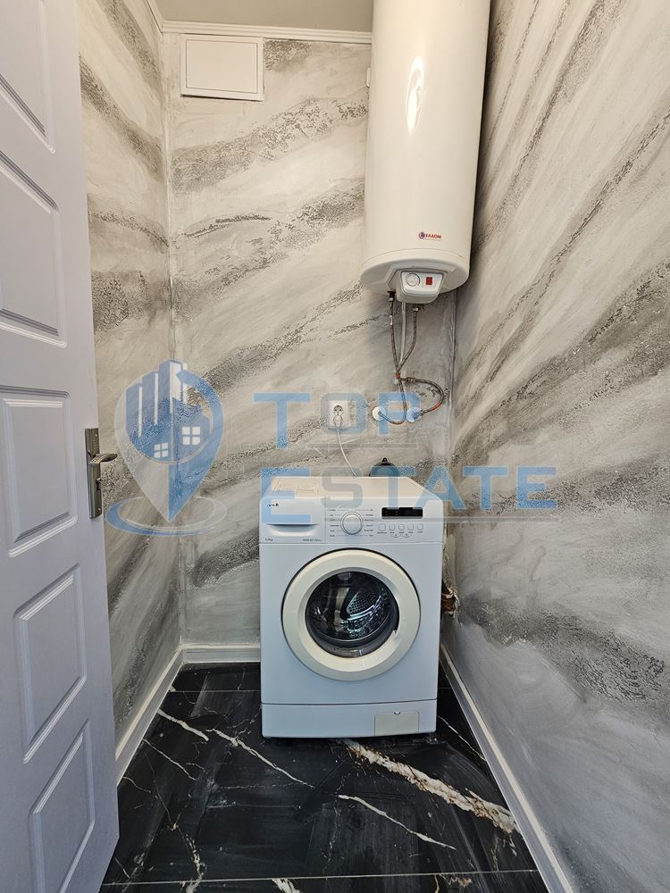 Тристаен ремонтиран апартамент с две спални в квартал Пролет, Горна Оряховица - 0