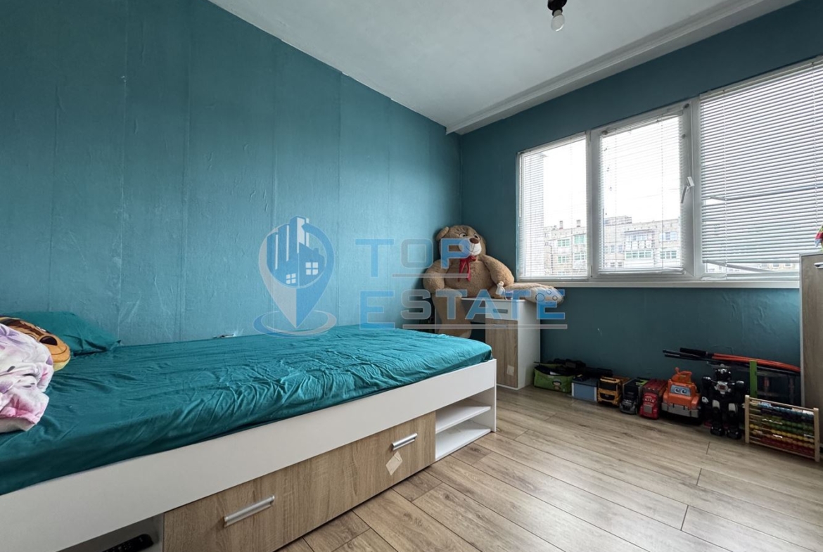 Тристаен, южен, ремонтиран апартамент с две спални в квартал Зона Б, град Велико Търново - 0