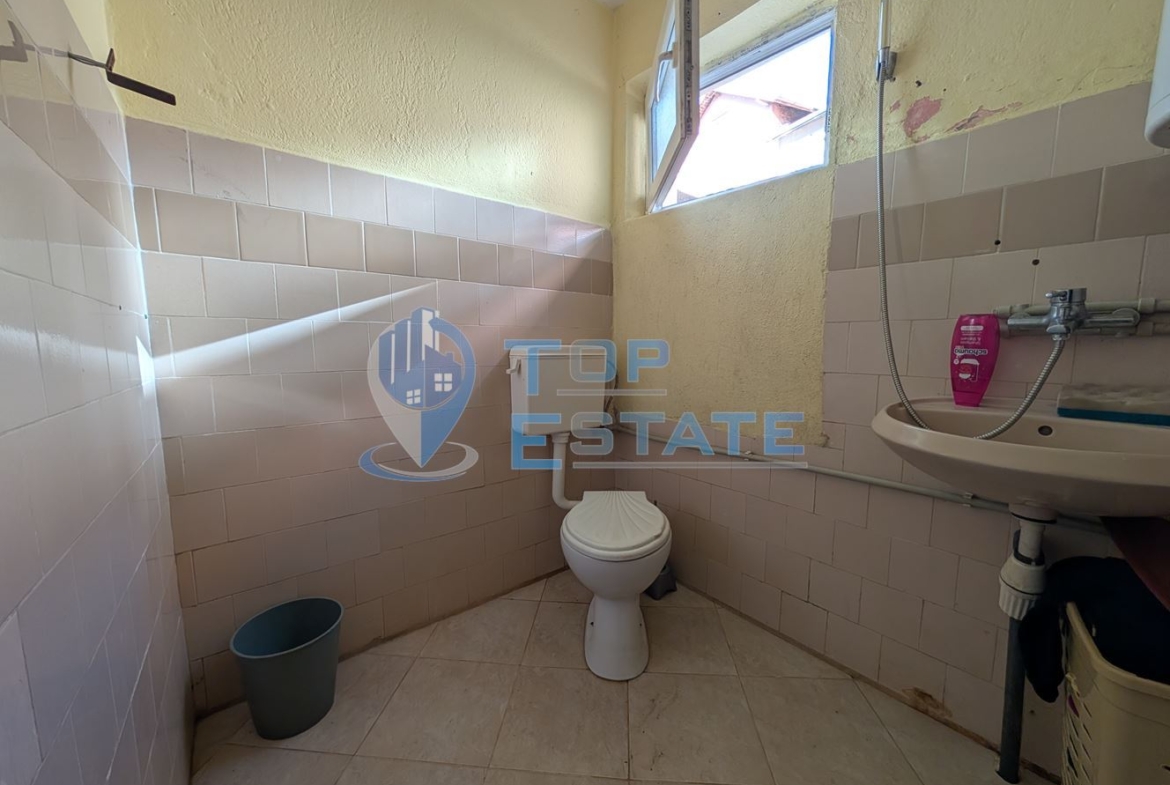 Двуетажна масивна къща с панорама в центъра на град Плачковци - 0