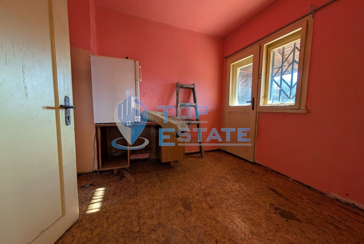 Двуетажна масивна къща с панорама в центъра на град Плачковци - 0