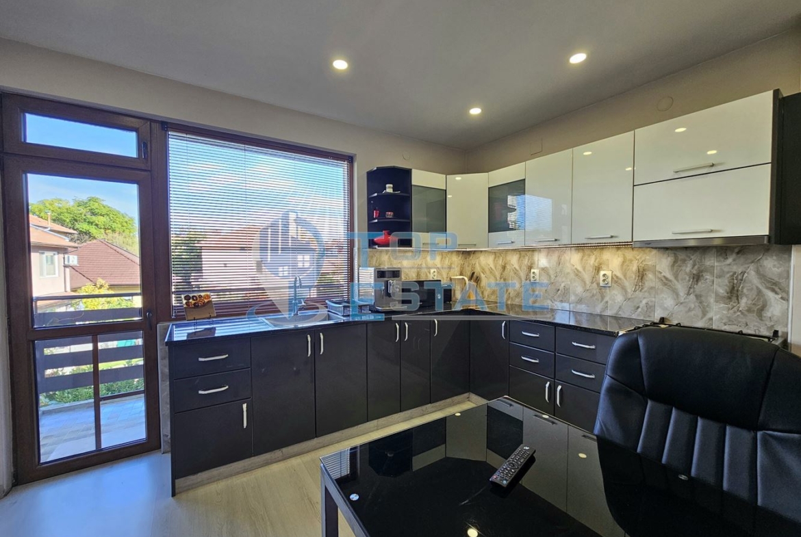 Триетажна обзаведена масивна къща с два гаража на тиха улица в центъра на Горна Оряховица - 0