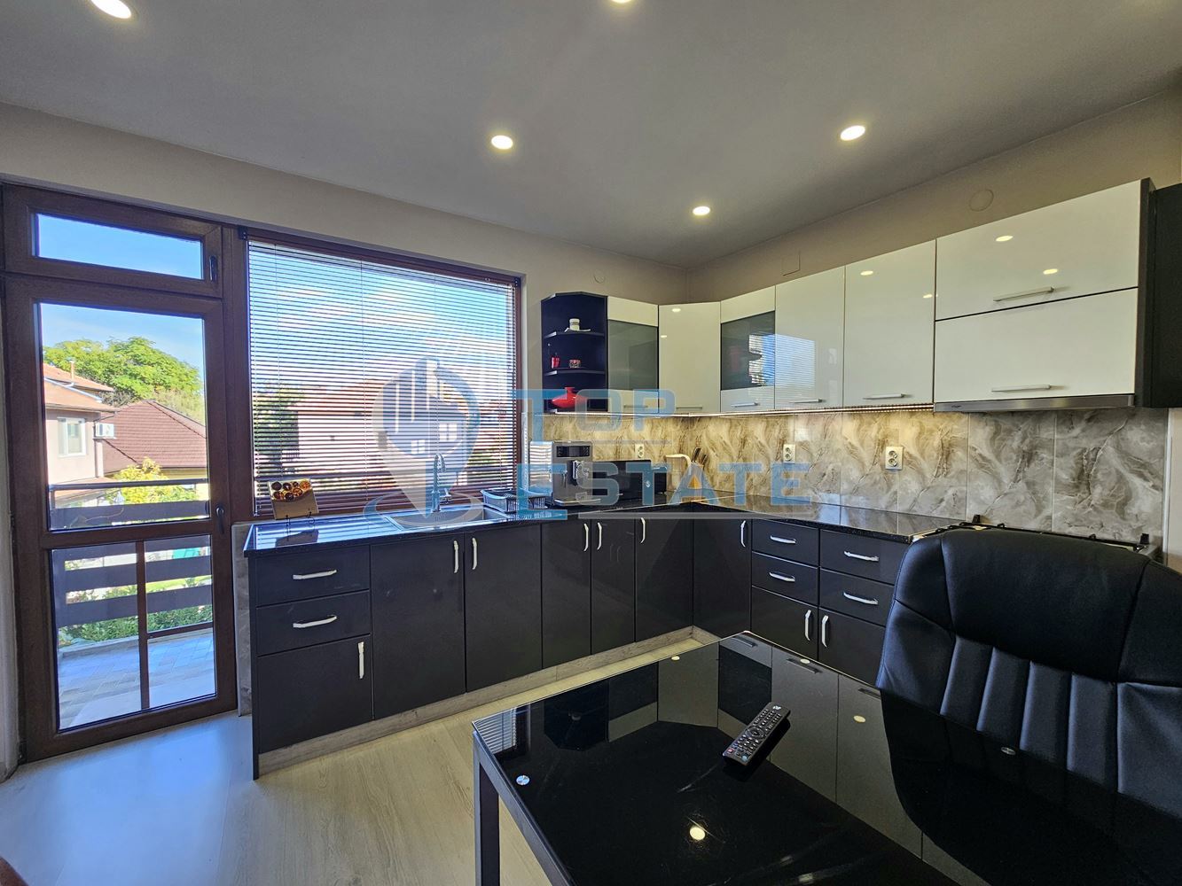 Триетажна обзаведена масивна къща с два гаража на тиха улица в центъра на Горна Оряховица - 0