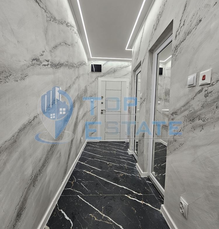 Тристаен ремонтиран апартамент с две спални в квартал Пролет, Горна Оряховица - 0