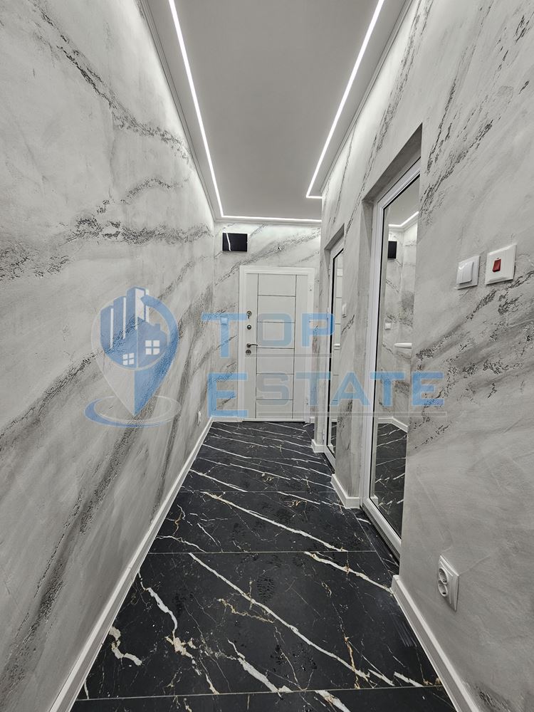 Тристаен ремонтиран апартамент с две спални в квартал Пролет, Горна Оряховица - 0