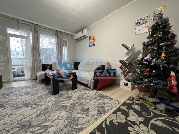 Тристаен, южен, ремонтиран апартамент с две спални в квартал Зона Б, град Велико Търново - 0