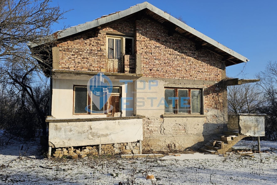 Масивна къща с голям парцел в село Върбица, област Велико Търново - 0