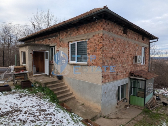 Двуетажна тухлена къща с голям двор в село Поликраище, област Велико Търново - 0