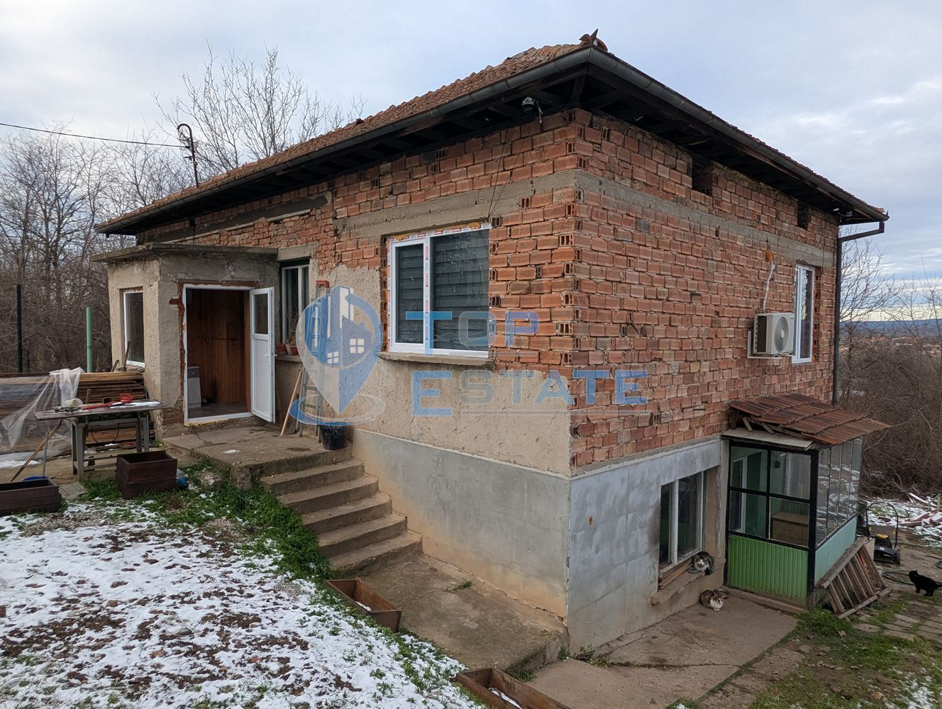 Двуетажна тухлена къща с голям двор в село Поликраище, област Велико Търново - 0