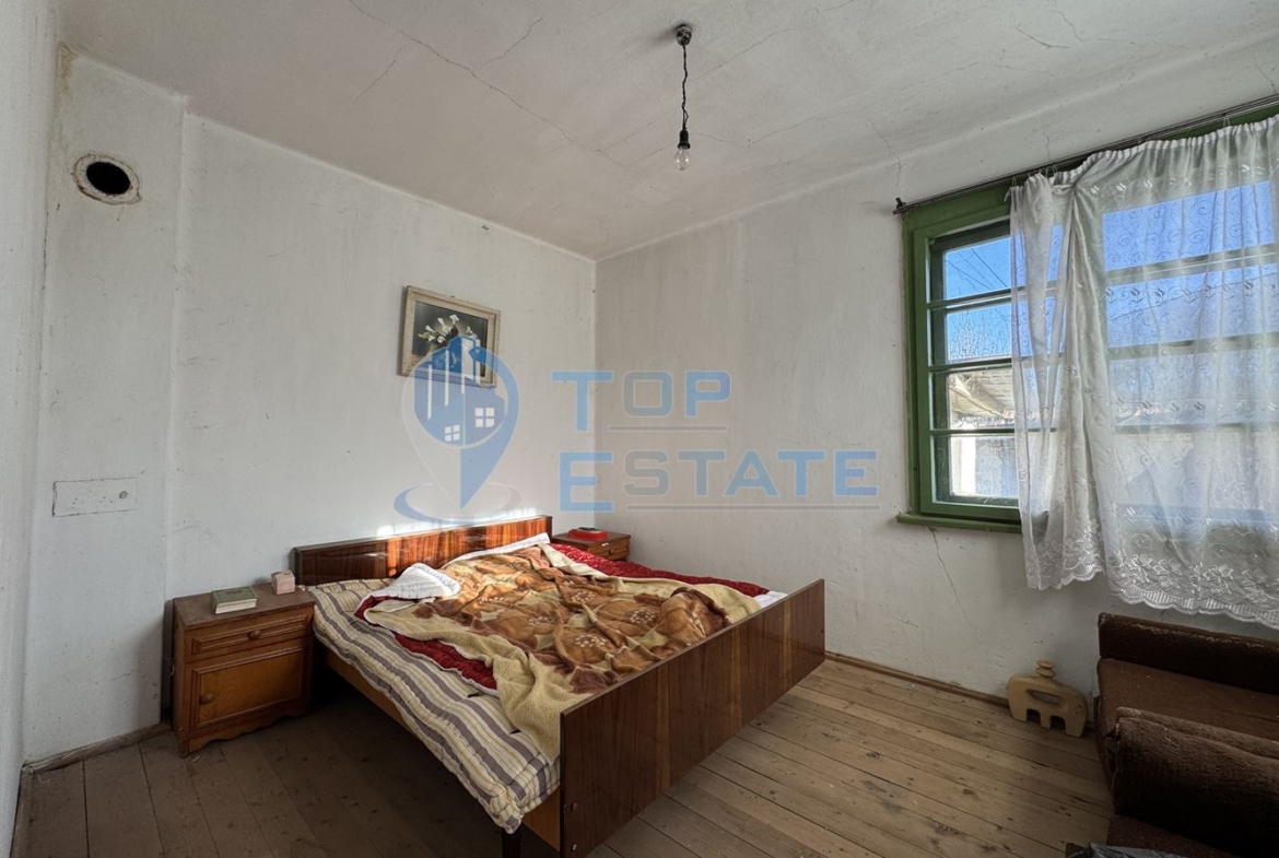 Тухлена къща с кладенец в село Михалци, област Велико Търново - 0