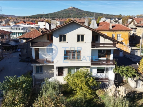 Триетажна обзаведена масивна къща с два гаража на тиха улица в центъра на Горна Оряховица - 0