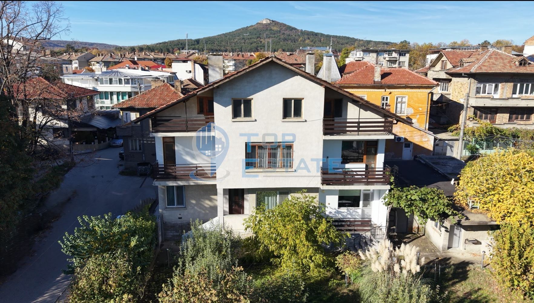 Триетажна обзаведена масивна къща с два гаража на тиха улица в центъра на Горна Оряховица - 0