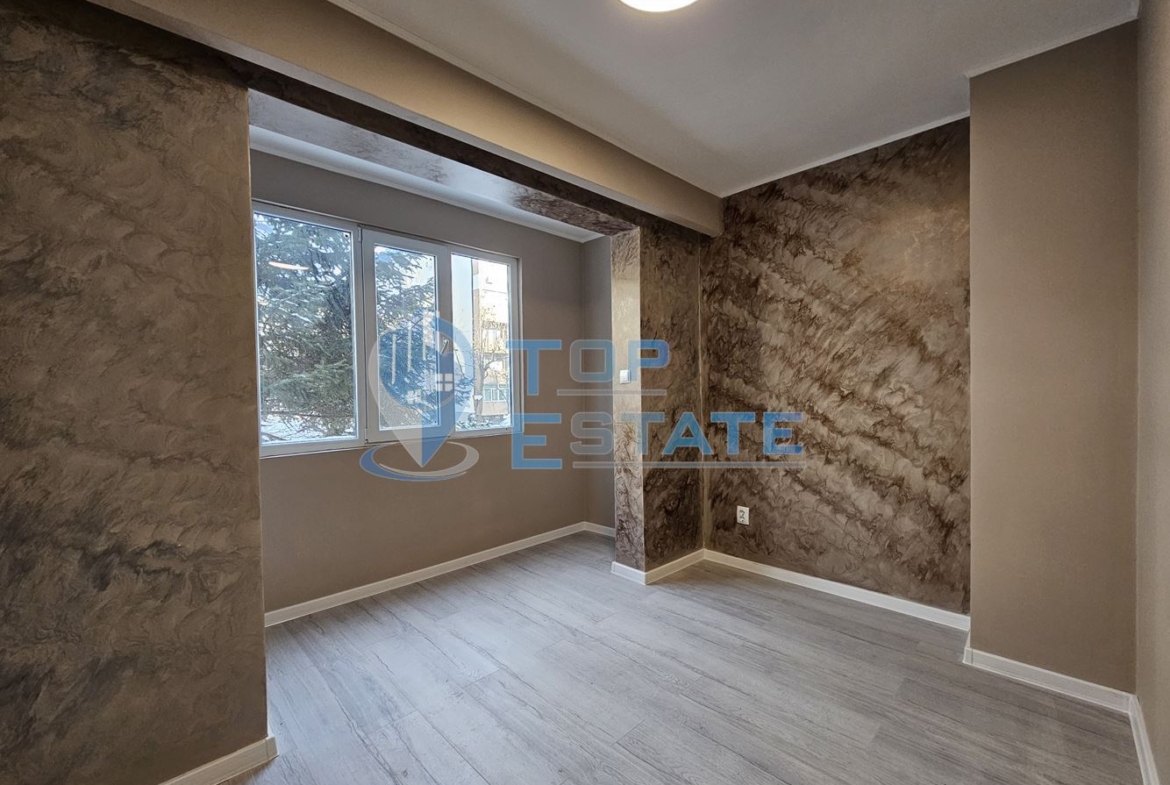 Тристаен ремонтиран апартамент с две спални в квартал Пролет, Горна Оряховица - 0