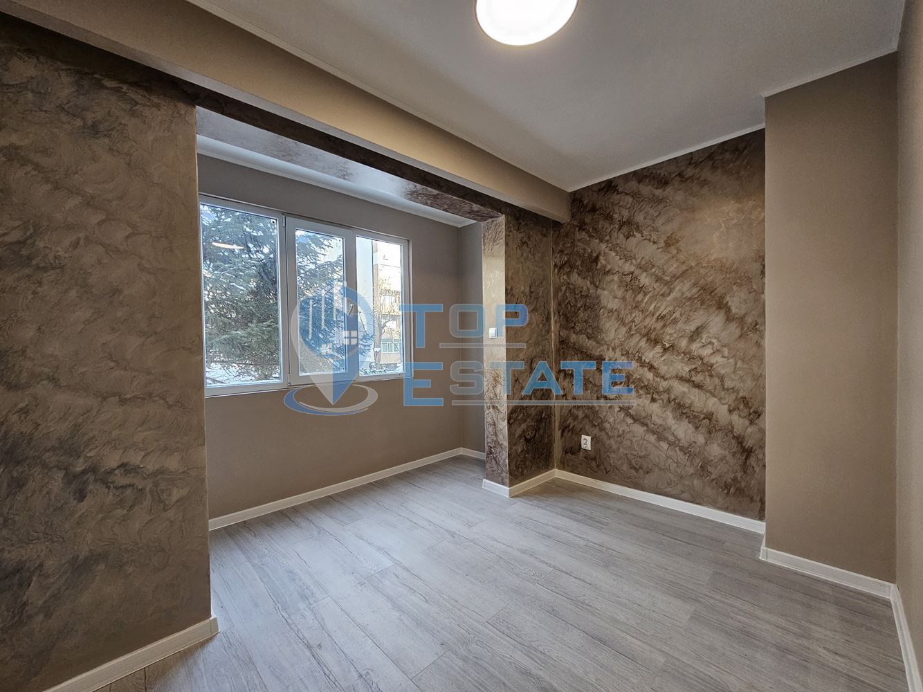 Тристаен ремонтиран апартамент с две спални в квартал Пролет, Горна Оряховица - 0