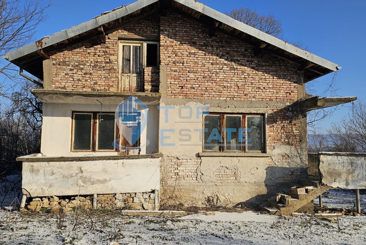 Масивна къща с голям парцел в село Върбица, област Велико Търново - 0