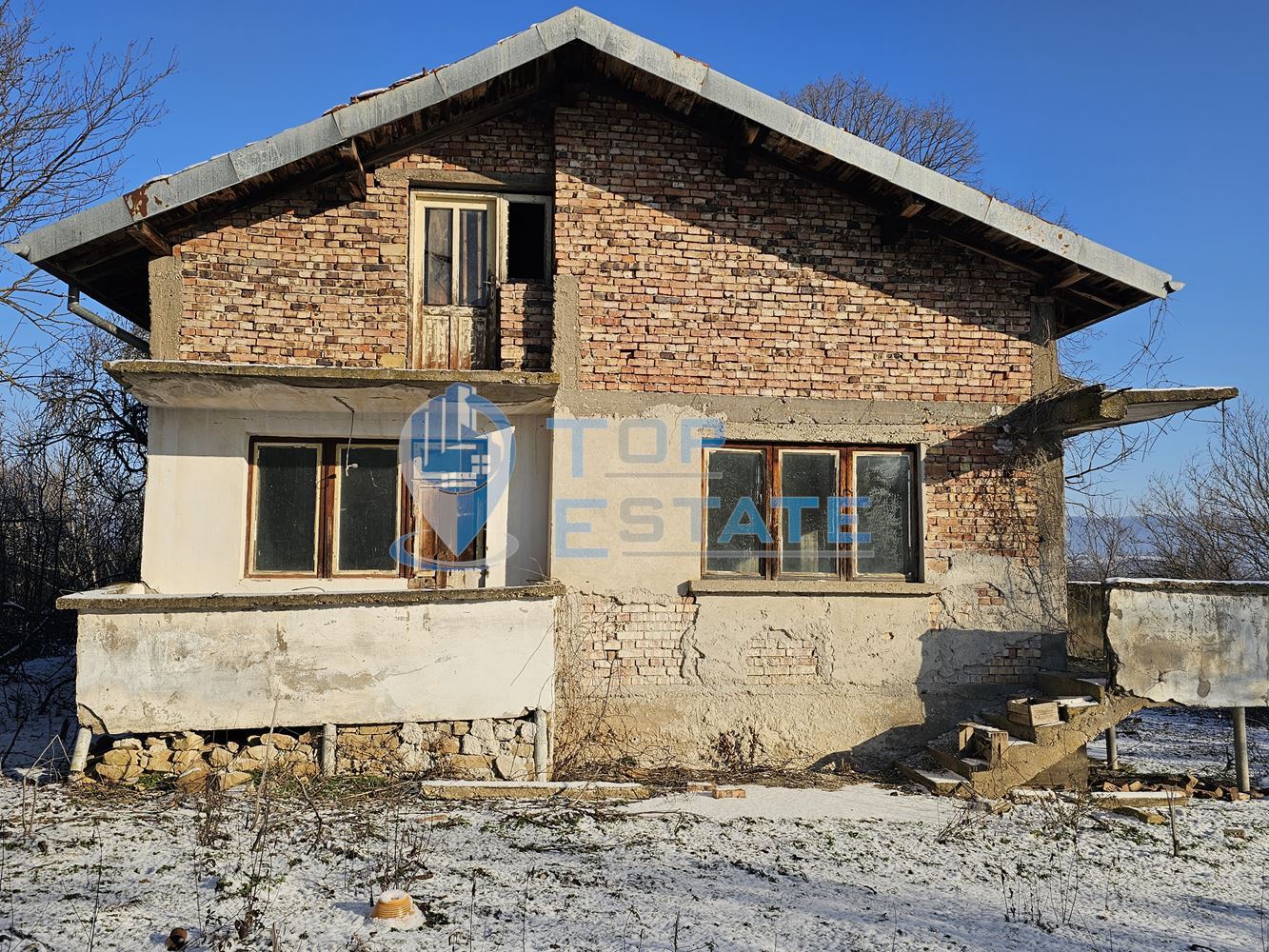 Масивна къща с голям парцел в село Върбица, област Велико Търново - 0