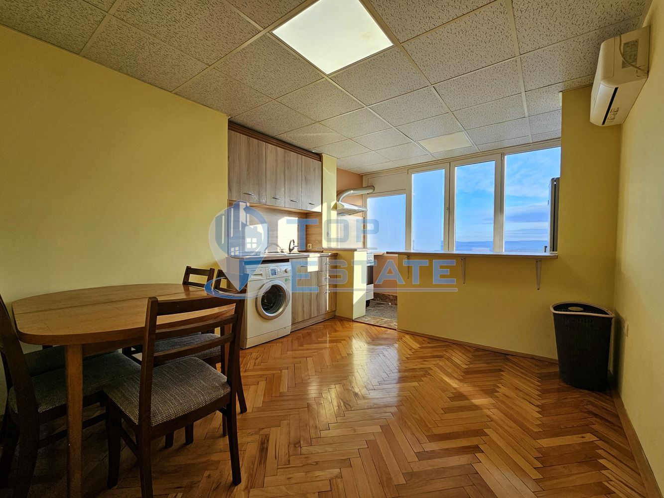 Обзаведен тристаен тухлен апартамент в град Горна Оряховица, област Велико Търново - 0