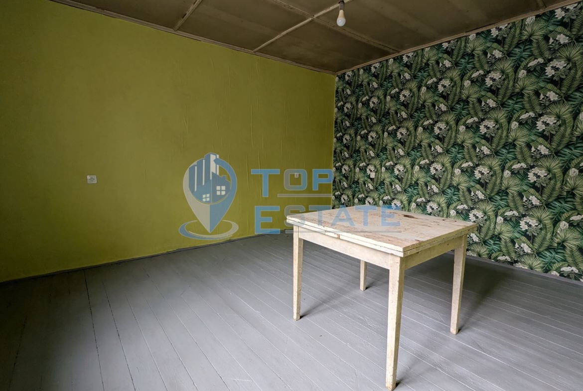 Двуетажна тухлена къща с голям двор в село Поликраище, област Велико Търново - 0