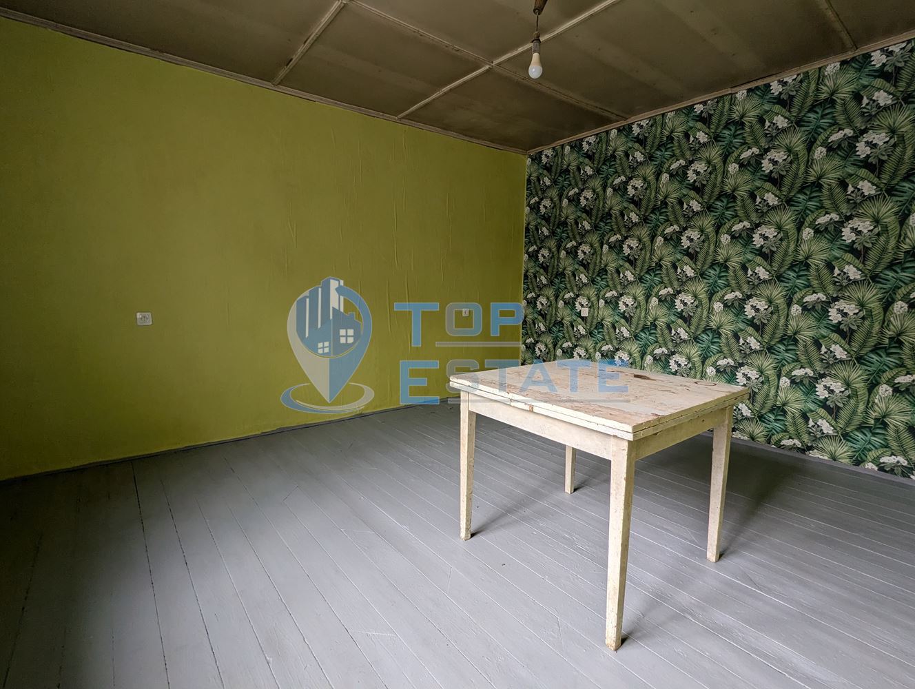 Двуетажна тухлена къща с голям двор в село Поликраище, област Велико Търново - 0