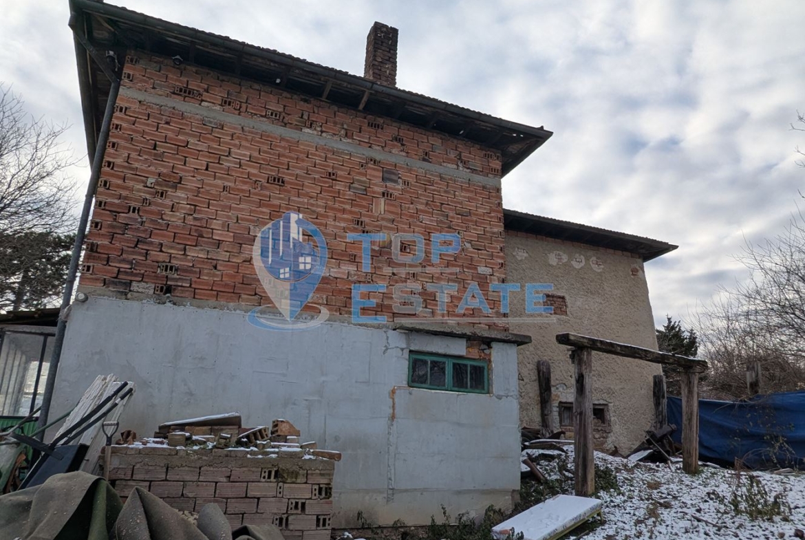 Двуетажна тухлена къща с голям двор в село Поликраище, област Велико Търново - 0