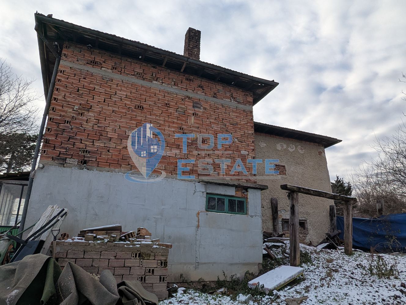 Двуетажна тухлена къща с голям двор в село Поликраище, област Велико Търново - 0