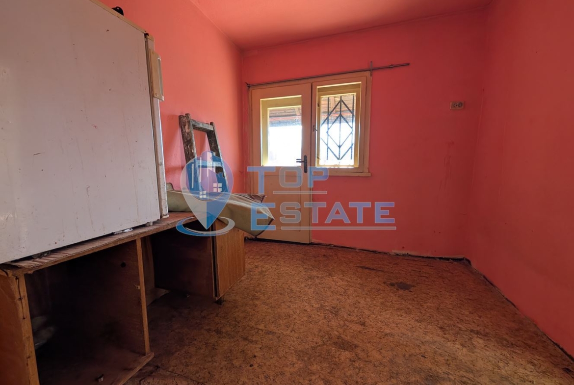 Двуетажна масивна къща с панорама в центъра на град Плачковци - 0