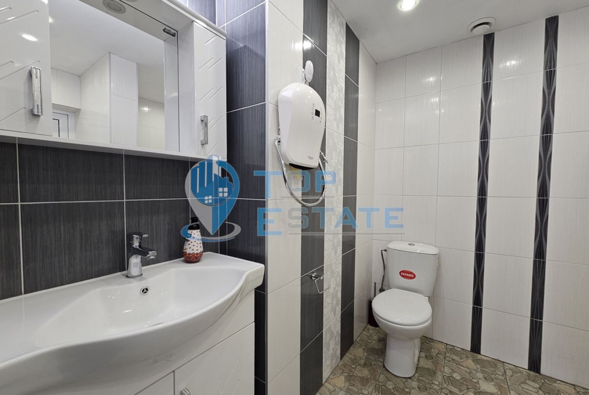 Триетажна обзаведена масивна къща с два гаража на тиха улица в центъра на Горна Оряховица - 0