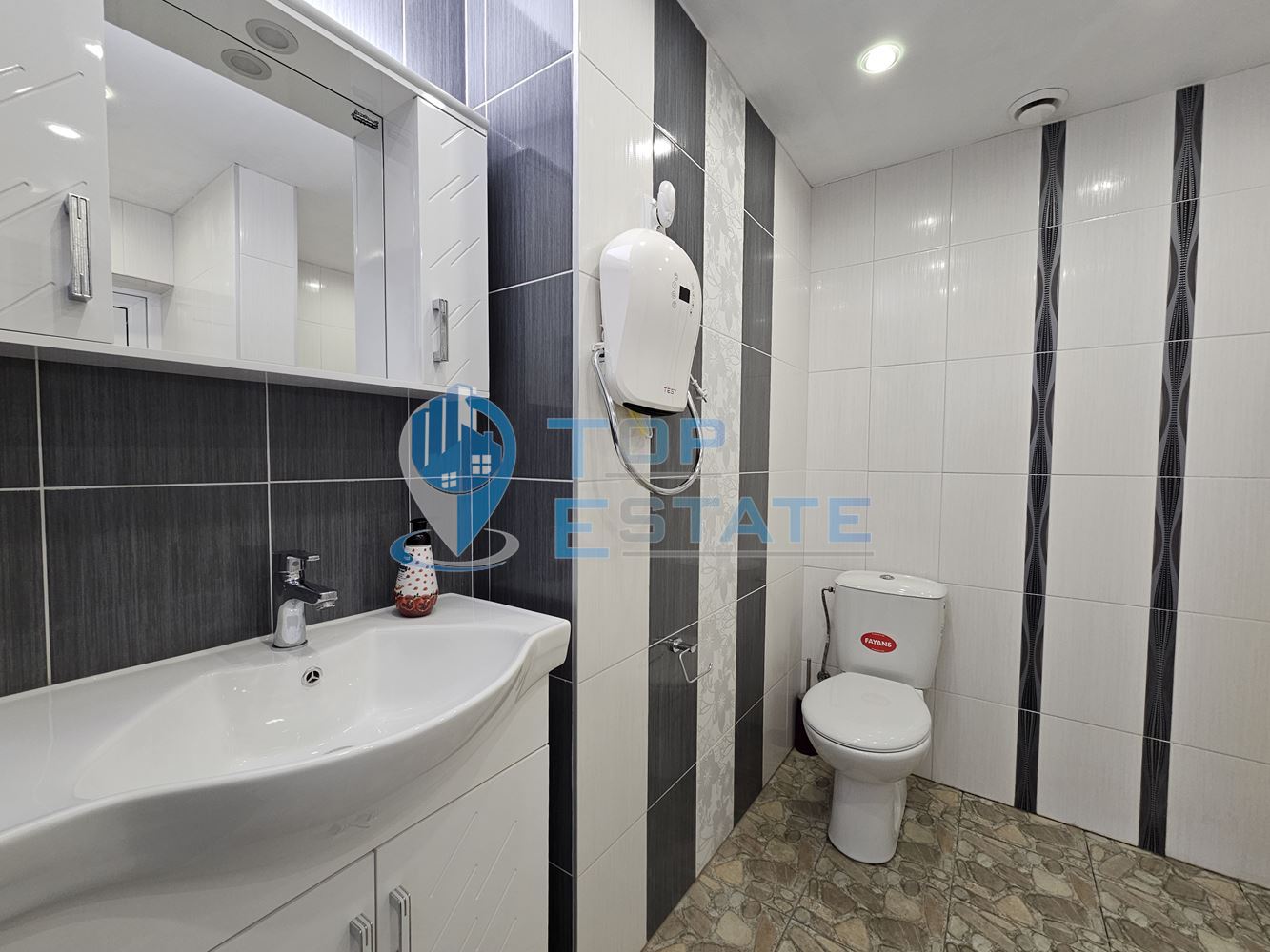 Триетажна обзаведена масивна къща с два гаража на тиха улица в центъра на Горна Оряховица - 0