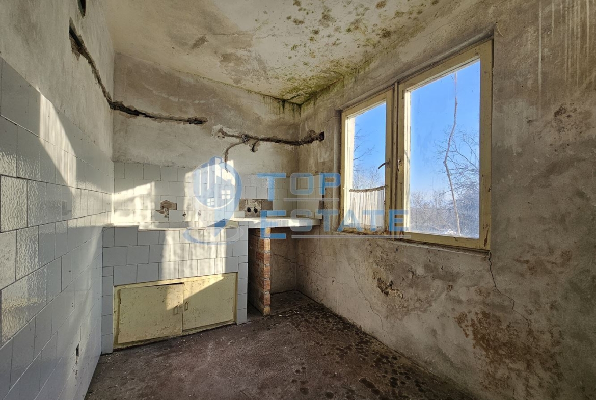 Масивна къща с голям парцел в село Върбица, област Велико Търново - 0