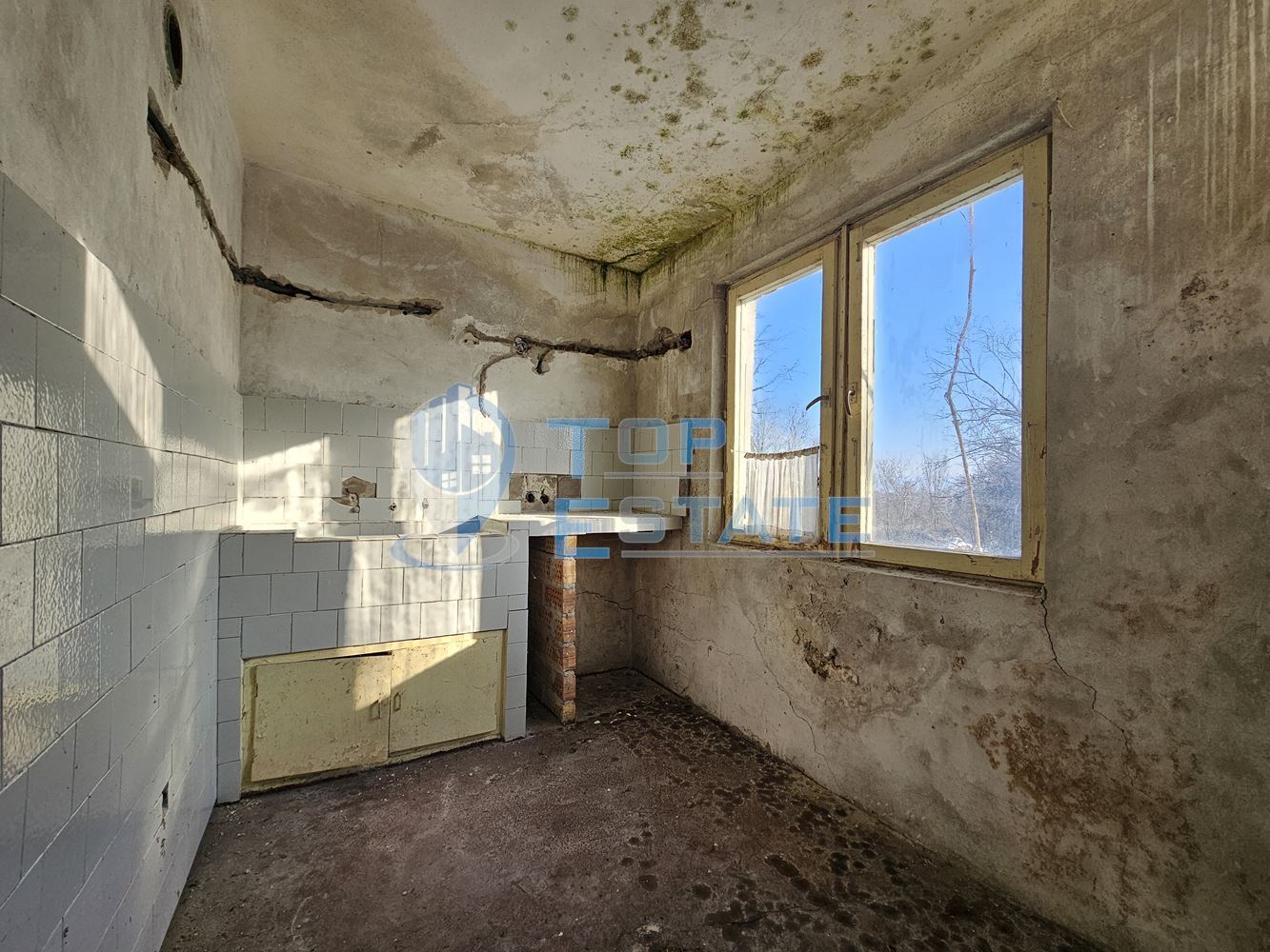 Масивна къща с голям парцел в село Върбица, област Велико Търново - 0