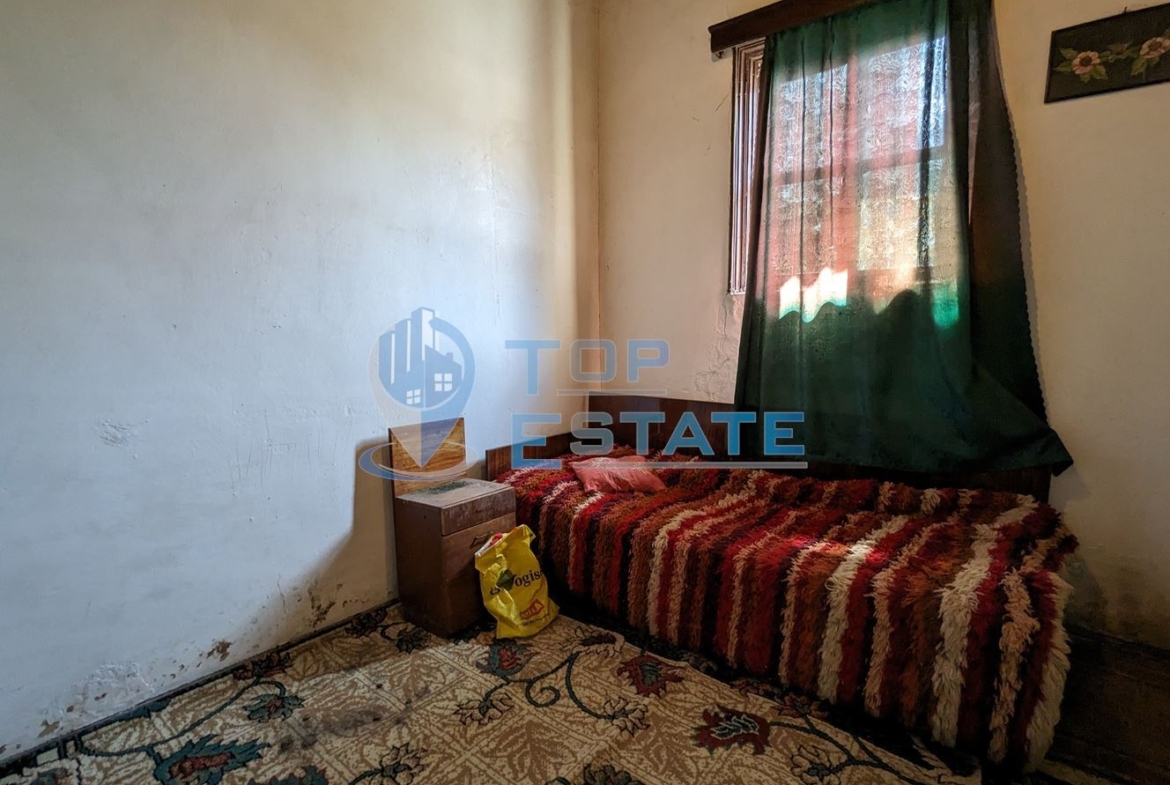 Двуетажна тухлена къща с допълнителна постройка в град Елена, област Велико Търново - 0