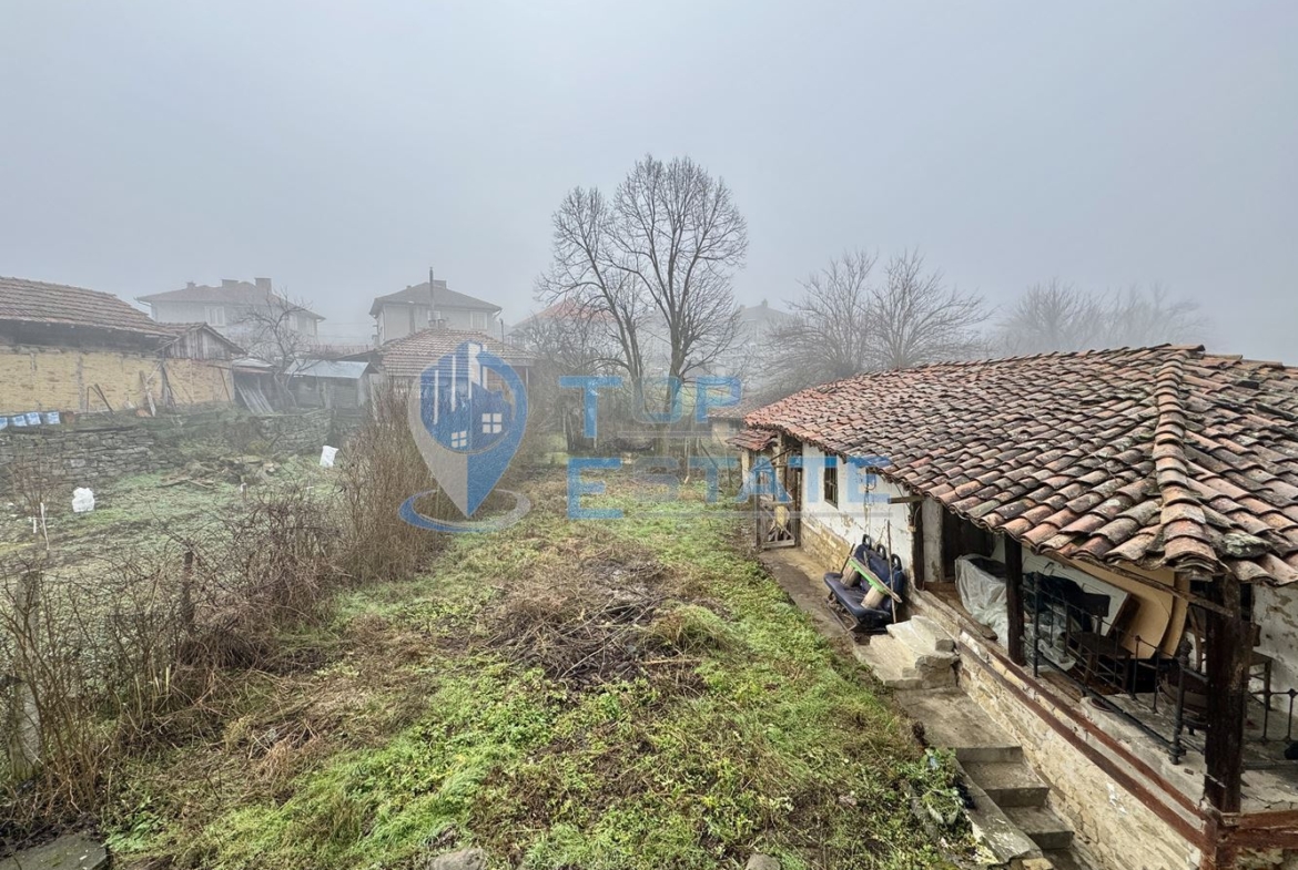 Двуетажна тухлена къща с допълнителна постройка в град Елена, област Велико Търново - 0