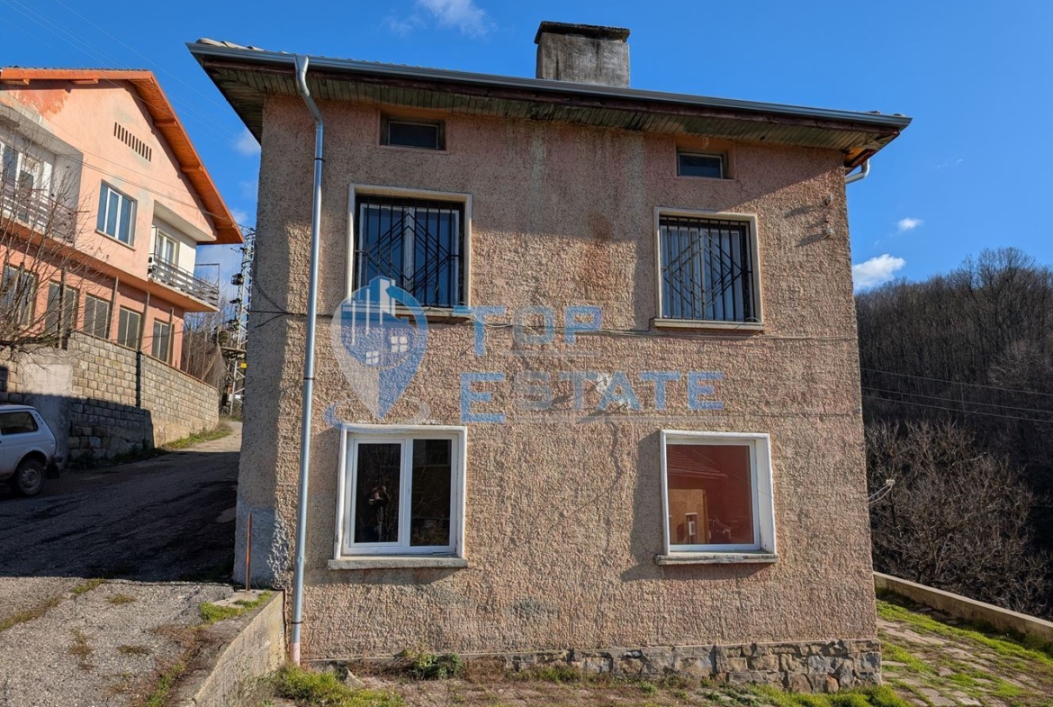 Двуетажна масивна къща с панорама в центъра на град Плачковци - 0