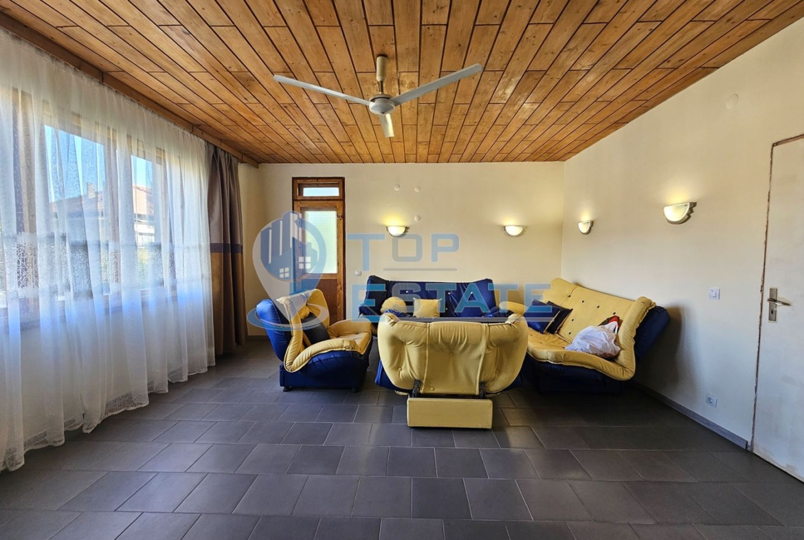 Триетажна обзаведена масивна къща с два гаража на тиха улица в центъра на Горна Оряховица - 0