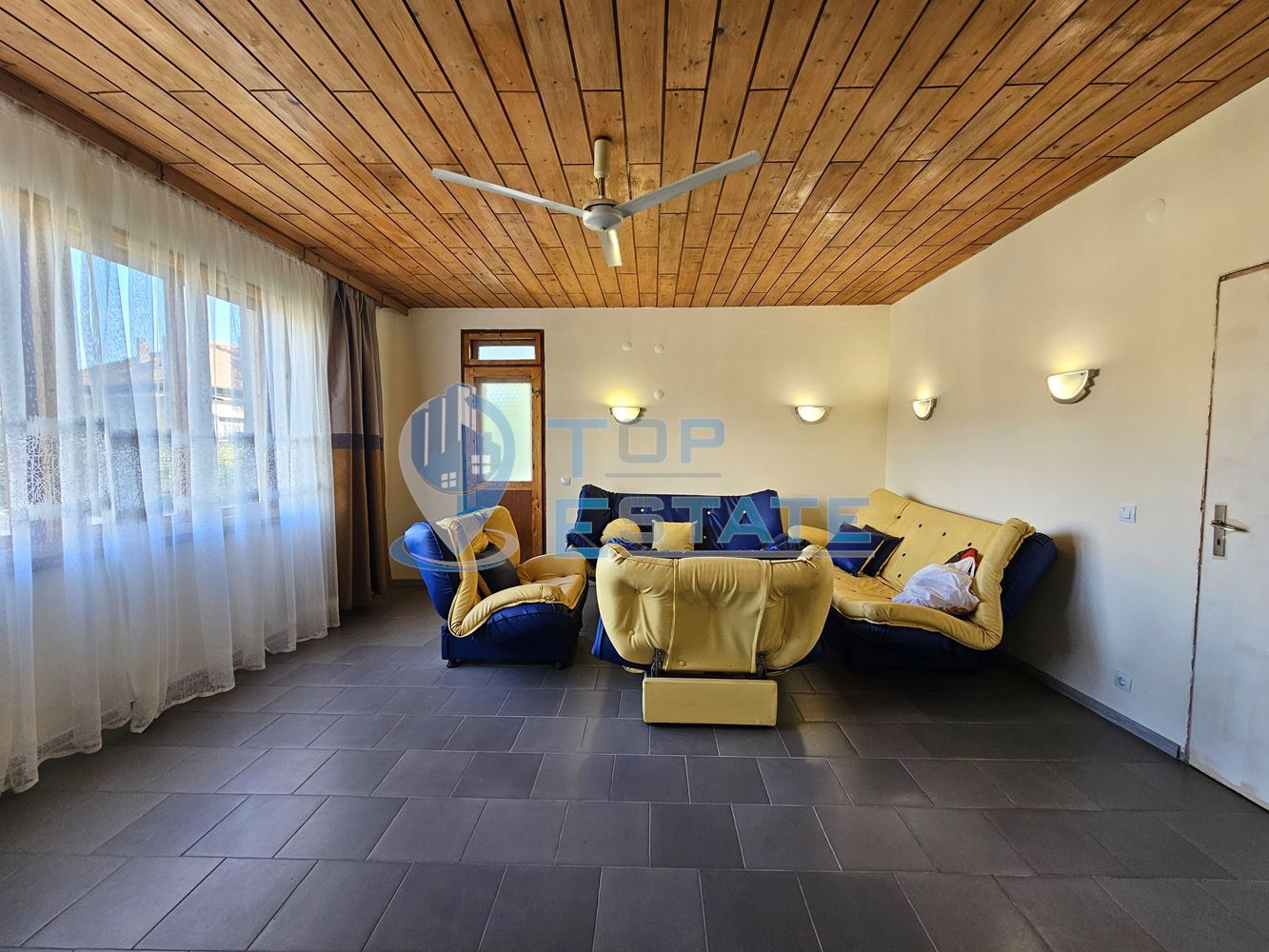 Триетажна обзаведена масивна къща с два гаража на тиха улица в центъра на Горна Оряховица - 0