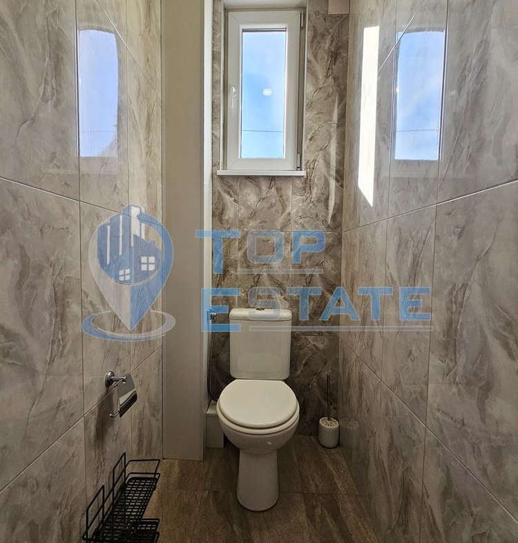 Триетажна обзаведена масивна къща с два гаража на тиха улица в центъра на Горна Оряховица - 0