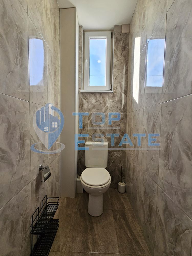 Триетажна обзаведена масивна къща с два гаража на тиха улица в центъра на Горна Оряховица - 0