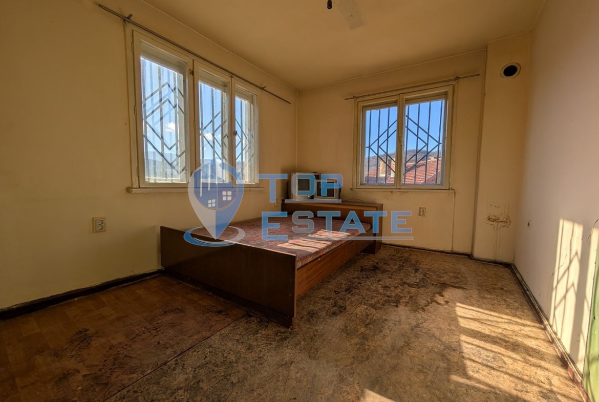 Двуетажна масивна къща с панорама в центъра на град Плачковци - 0