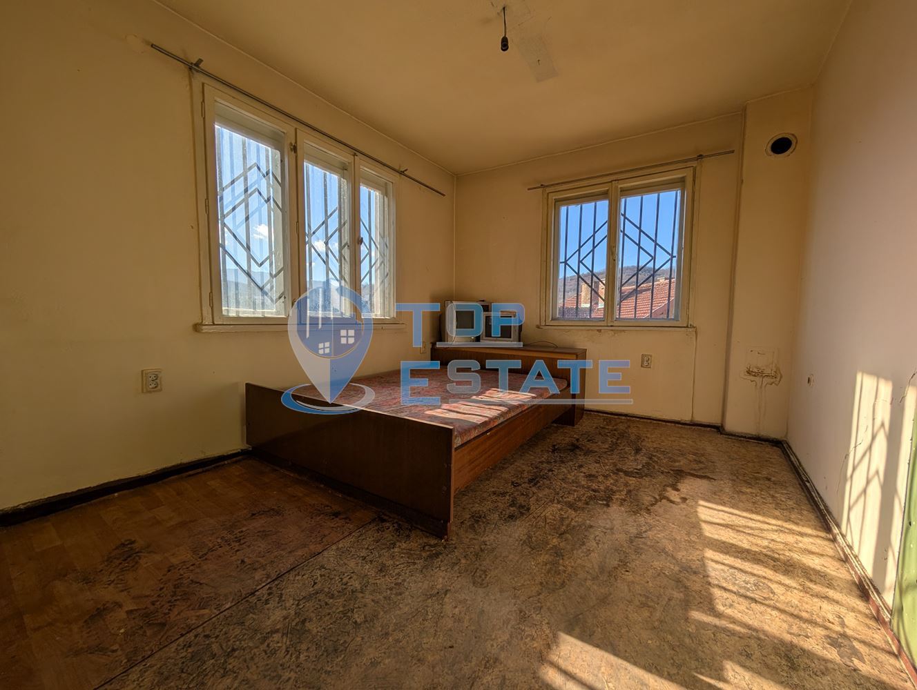 Двуетажна масивна къща с панорама в центъра на град Плачковци-0 Двуетажна масивна къща с панорама в центъра на град Плачковци - 0