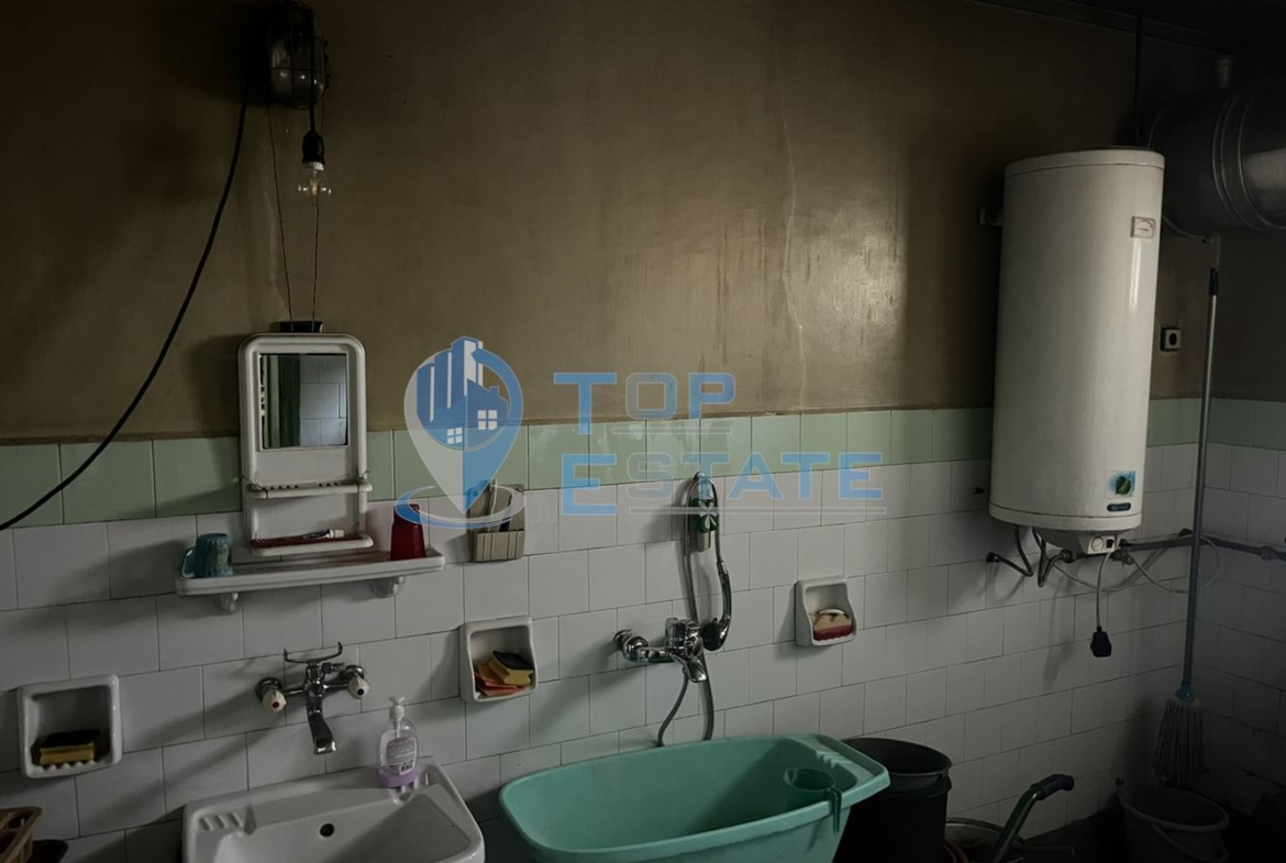 Тухлена къща с кладенец и голям двор в село Драганово, област Велико Търново - 0