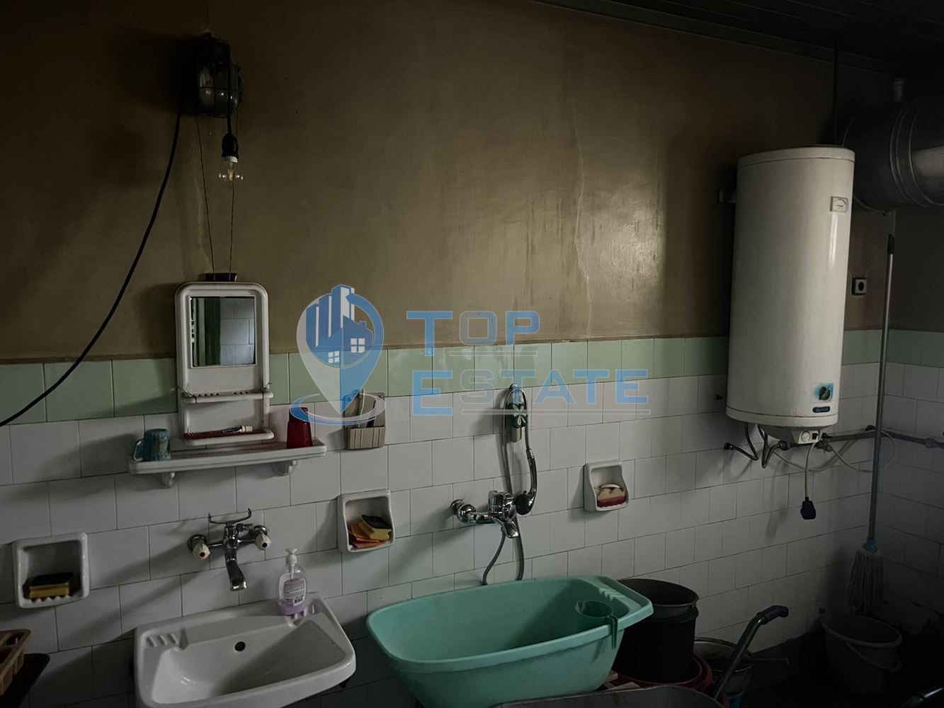 Тухлена къща с кладенец и голям двор в село Драганово, област Велико Търново - 0